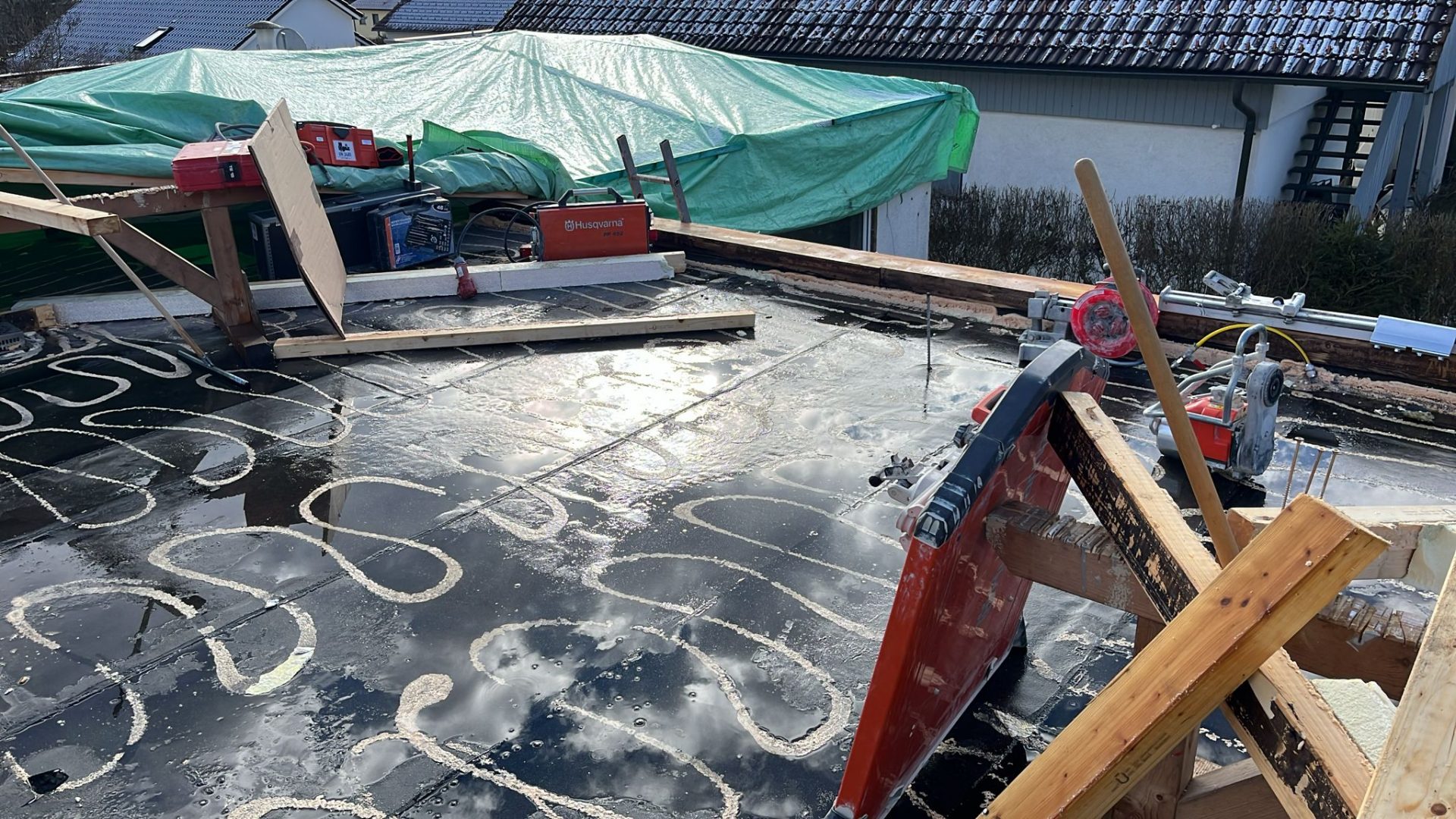Sägen auf dem Dach für Treppenaufgang